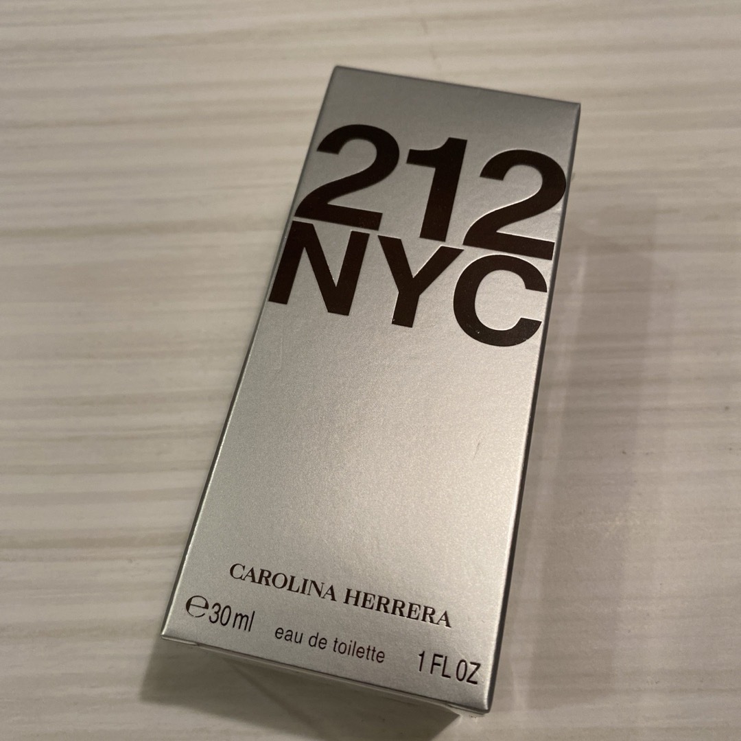 CAROLINA HERRERA(キャロライナヘレナ)のキャロライナへレラ　212 オーデトワレ　30ml  新品未開封 コスメ/美容の香水(香水(女性用))の商品写真