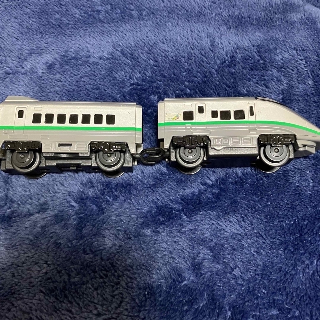 Takara Tomy(タカラトミー)の山形新幹線 つばさ シルバーカラー 単4電池2本使用  キッズ/ベビー/マタニティのおもちゃ(電車のおもちゃ/車)の商品写真