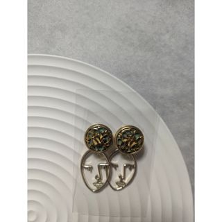 2way　ピアス　フェイス×クラシカルグリーン　透かしボタン(ピアス)