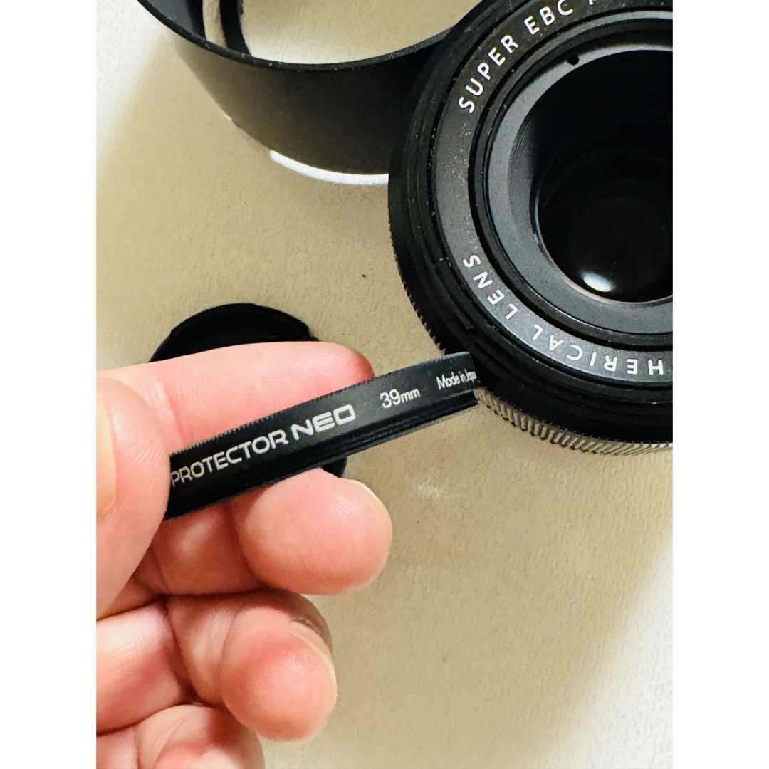 富士フイルム(フジフイルム)のFUJIFILM 富士フィルムXF 60mm F2.4 R Macroフード付き スマホ/家電/カメラのカメラ(レンズ(単焦点))の商品写真
