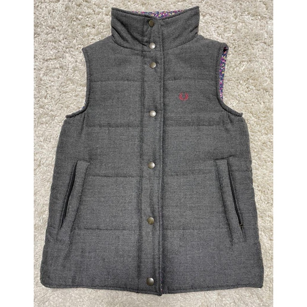 FRED PERRY(フレッドペリー)のフレッドペリー リバーシブル ベスト メンズのジャケット/アウター(ダウンベスト)の商品写真