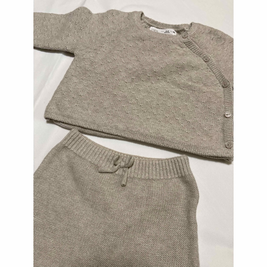 ZARA HOME(ザラホーム)のZARA ベビー ニット セットアップ　ベージュ キッズ/ベビー/マタニティのベビー服(~85cm)(カーディガン/ボレロ)の商品写真