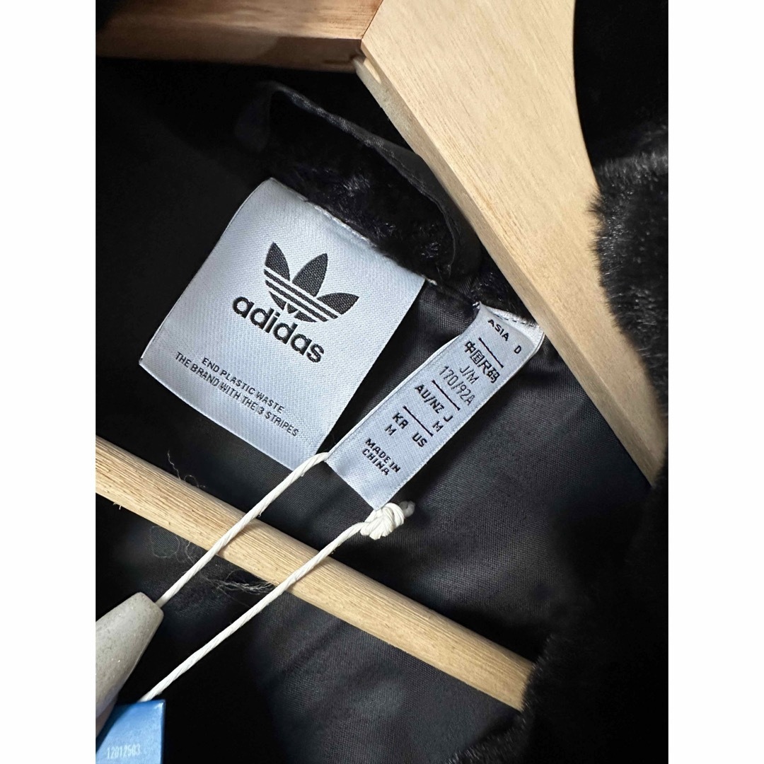 adidas(アディダス)の【adidas】新品未使用アディダス ファージャケット 黒 ロゴ フェイクファー メンズのジャケット/アウター(ブルゾン)の商品写真
