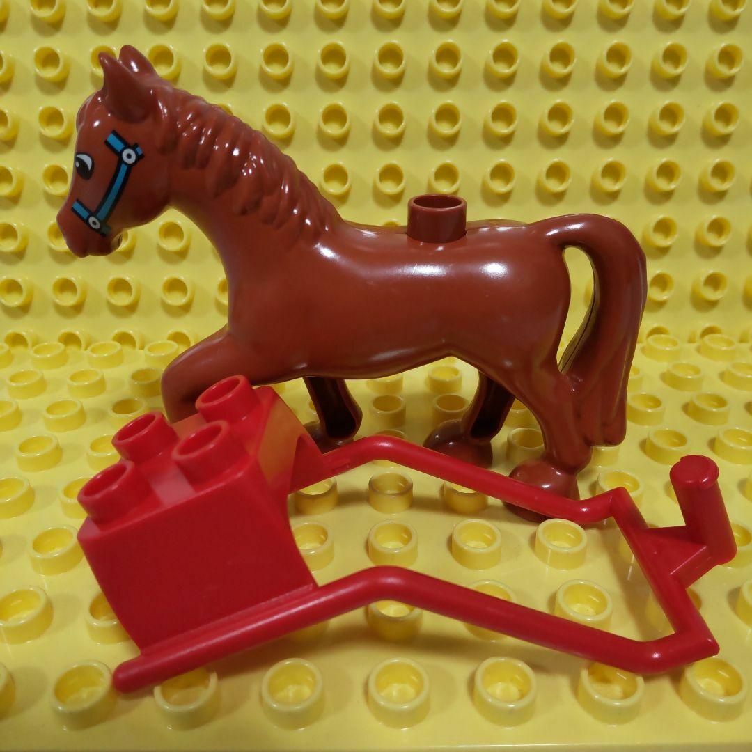 デュプロ　互換　茶色の馬とハーネス(赤)　馬車　荷馬車　特殊パーツ　接続ブロック キッズ/ベビー/マタニティのおもちゃ(知育玩具)の商品写真