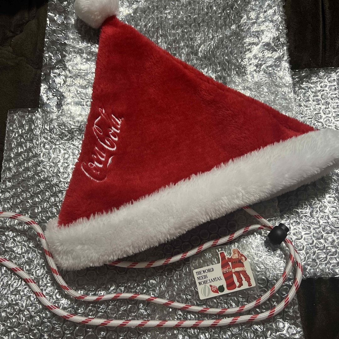 コカ・コーラ(コカコーラ)のコカコーラ クリスマストラックツアー サコッシュ サンタ帽 2023とステッカー レディースの帽子(その他)の商品写真