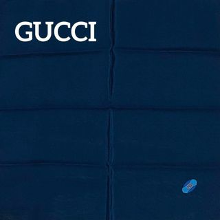 グッチ(Gucci)の美品 ★GUCCI★ ミニスカーフ ポケットチーフ 無地 ロゴ シルク ネイビー(ハンカチ/ポケットチーフ)