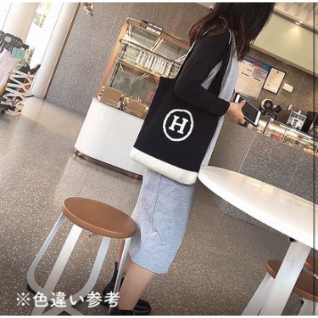 ❣️とても可愛い❣️✨Hロゴ ✨トートバッグ ブラウン＆ホワイト 韓国 ニット レディースのバッグ(ショルダーバッグ)の商品写真