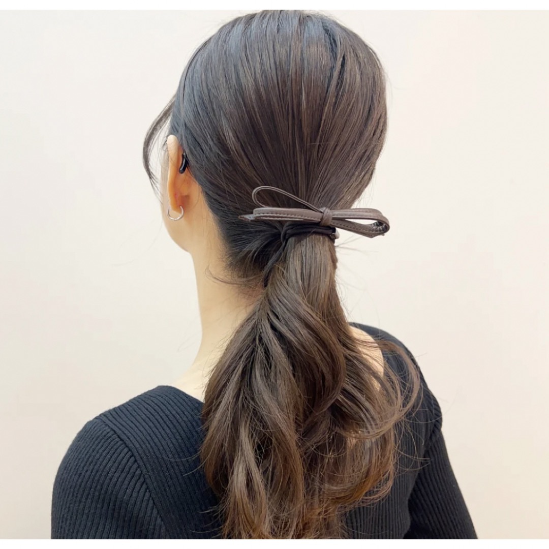 colette malouf(コレットマルーフ)の新品　THBT コレットマルーフ　ヴィーガン レザー　ボウポニー　ブラウン レディースのヘアアクセサリー(ヘアゴム/シュシュ)の商品写真