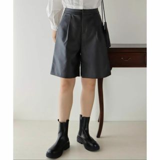 ブルーイースト(BLUEEAST)の【美品】BLUEEAST レザー タックショートパンツ ブラックS(ショートパンツ)