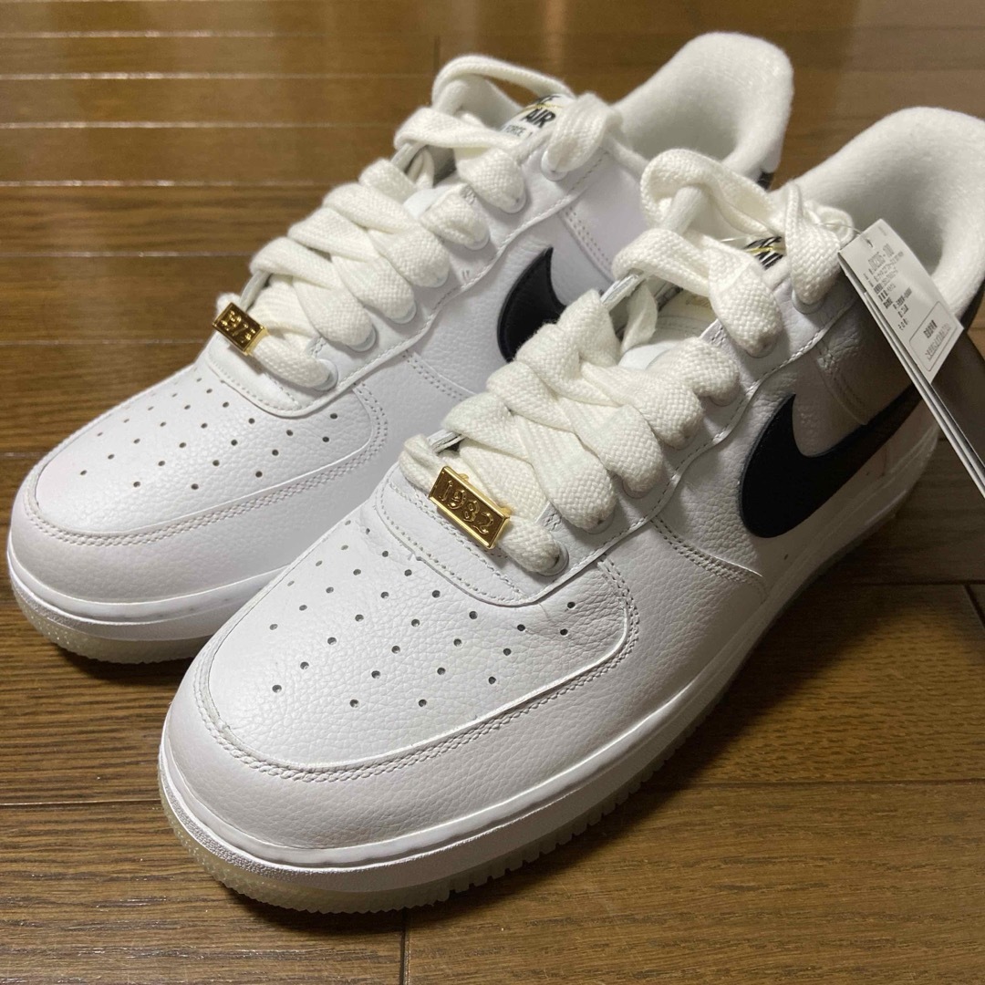 NIKE(ナイキ)のNIKE AIR FORCE 1 07 PRM ホワイト／メタリックゴールド メンズの靴/シューズ(スニーカー)の商品写真