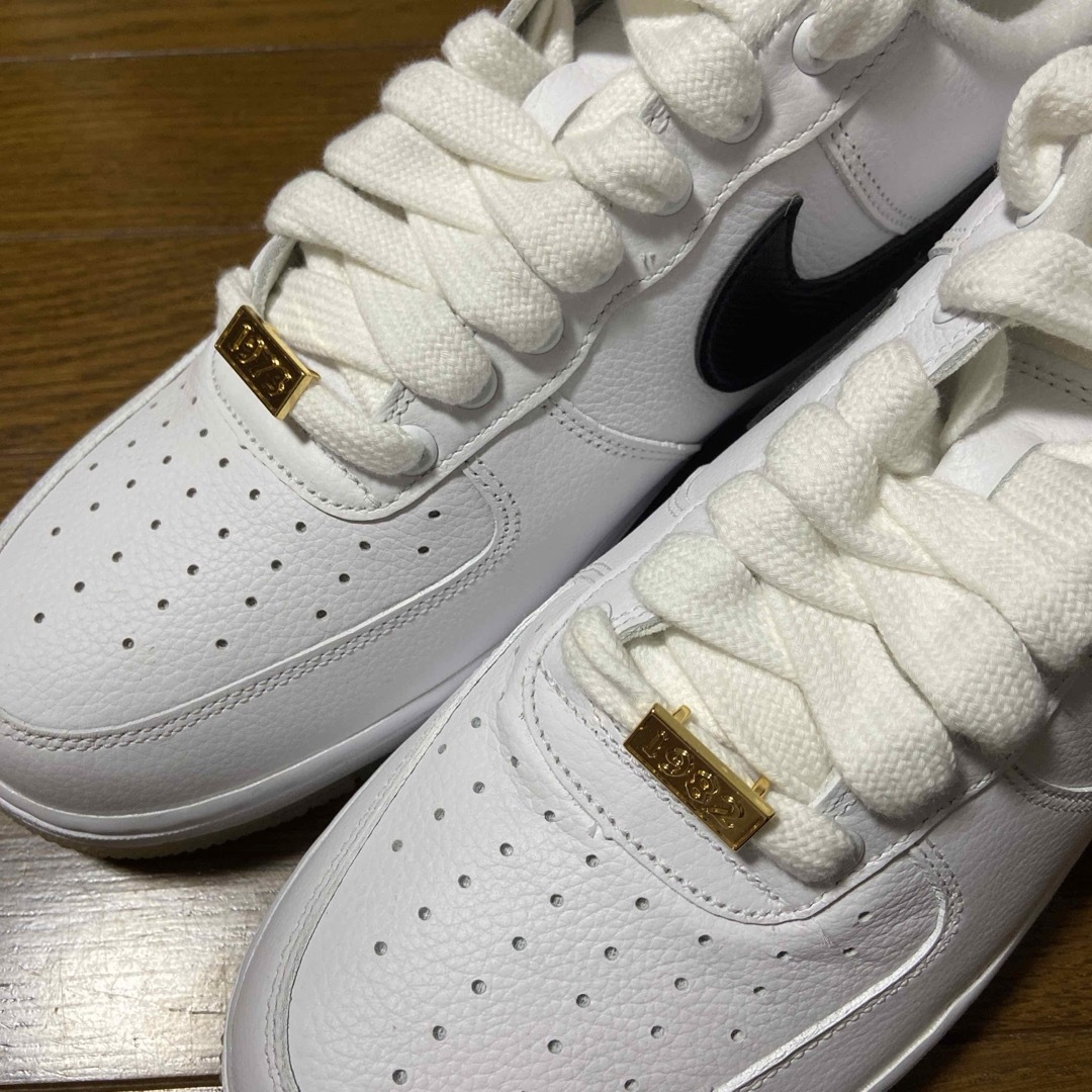 NIKE(ナイキ)のNIKE AIR FORCE 1 07 PRM ホワイト／メタリックゴールド メンズの靴/シューズ(スニーカー)の商品写真