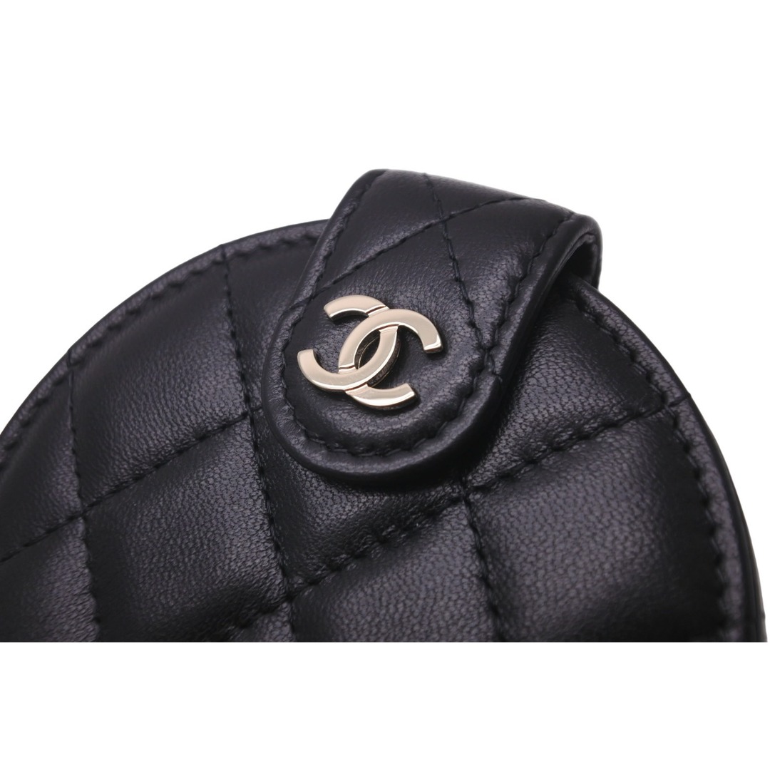 CHANEL(シャネル)のCHANEL シャネル ネームプレート タグ バッグチャーム ココマーク 28番台 2019年 マトラッセ ラムスキン ブラック 美品 中古 58563 レディースのファッション小物(その他)の商品写真