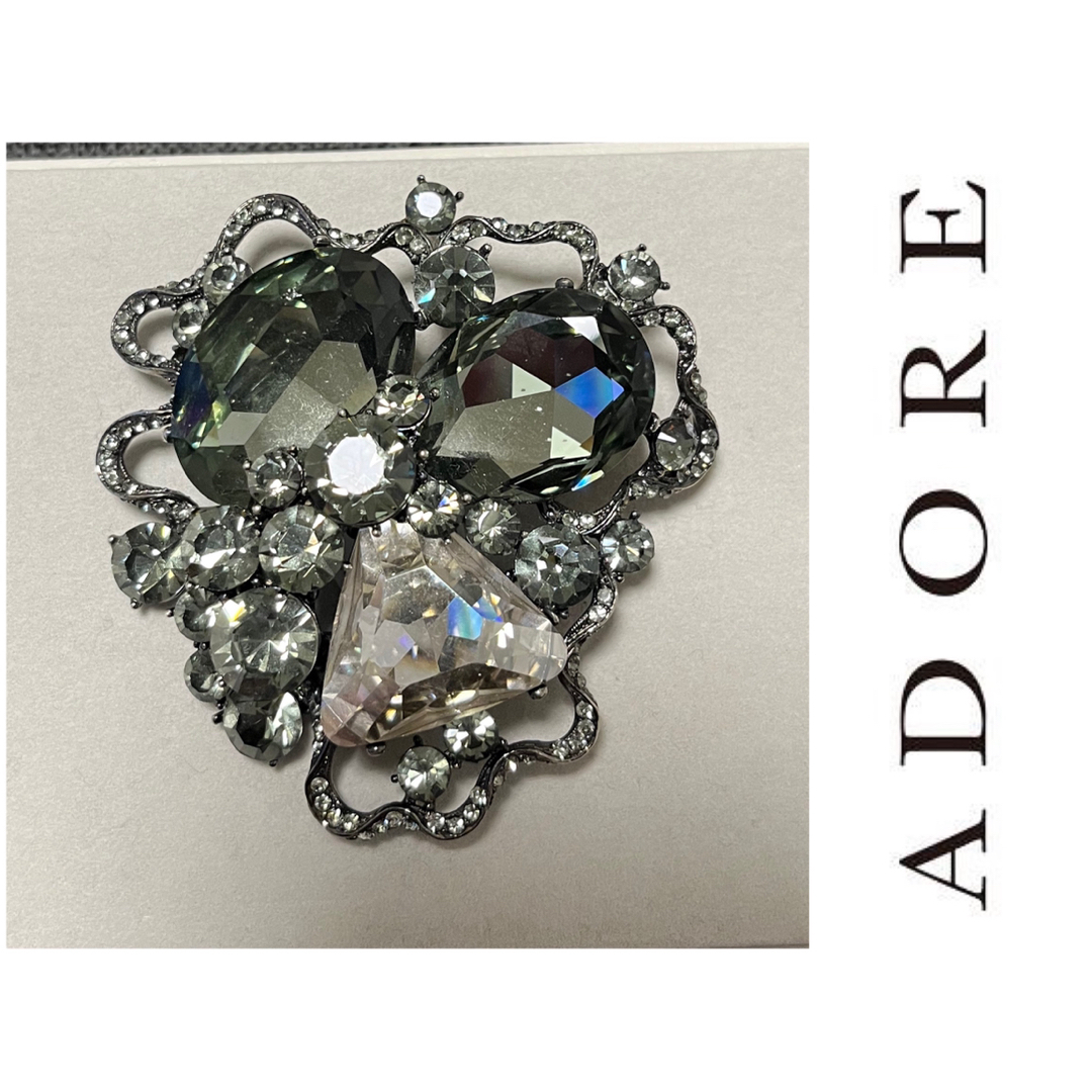 ADORE(アドーア)の【美品】アドーア⭐️ビジューブローチ ADORE グレー系 レディースのアクセサリー(ブローチ/コサージュ)の商品写真