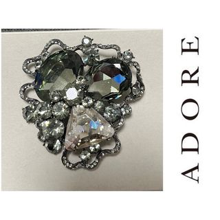 アドーア(ADORE)の【美品】アドーア⭐️ビジューブローチ ADORE グレー系(ブローチ/コサージュ)