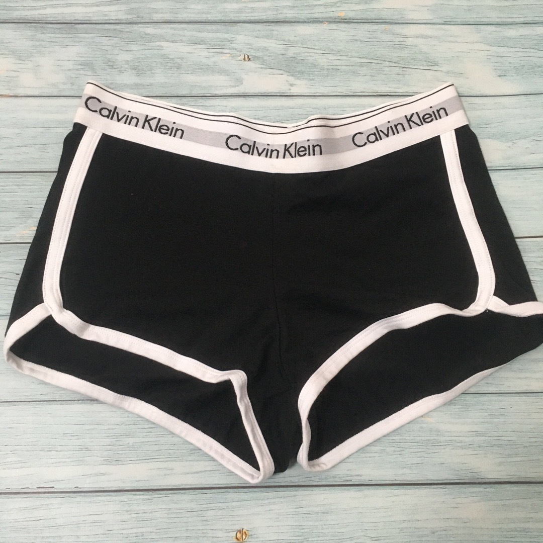 Calvin Klein(カルバンクライン)のカルバンクライン　ショートパンツ　レディース　黒　Sサイズ レディースのパンツ(ショートパンツ)の商品写真