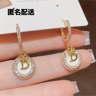 【ピアス】✨ゴールド✨ホワイト✨プチプラ✨ブランドロゴ✨DI✨(ピアス)