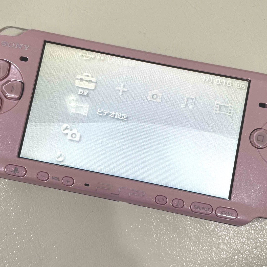 PlayStation Portable(プレイステーションポータブル)のPSP 3000 ブロッサム ピンク 本体 PSP-3000ZP ソニー エンタメ/ホビーのゲームソフト/ゲーム機本体(携帯用ゲーム機本体)の商品写真