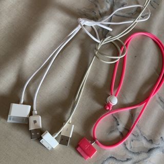 アイフォーン(iPhone)のiPhone4♡充電器2本・ストラップ(バッテリー/充電器)