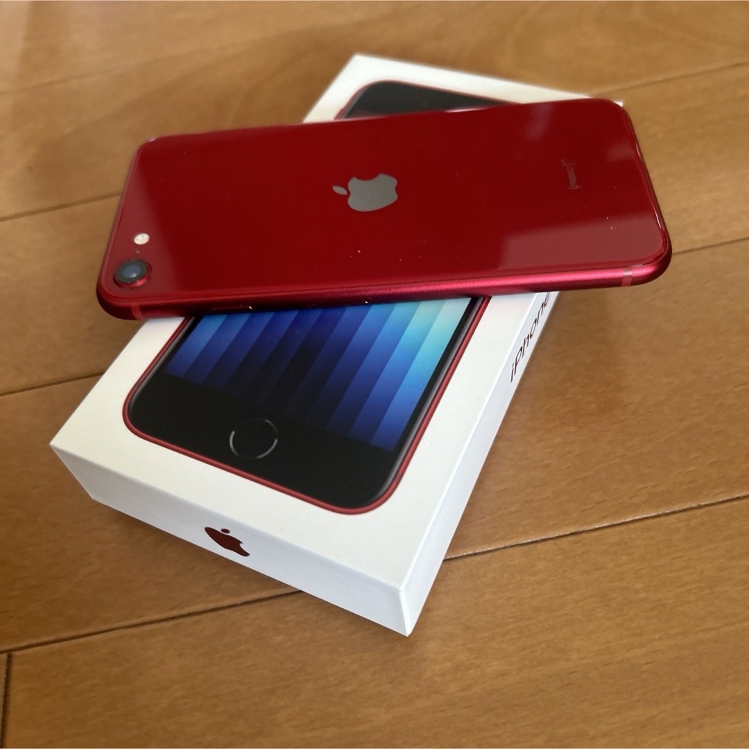 iPhone SE 3世代64 GBレッド　SIMフリー スマホ/家電/カメラのスマートフォン/携帯電話(スマートフォン本体)の商品写真