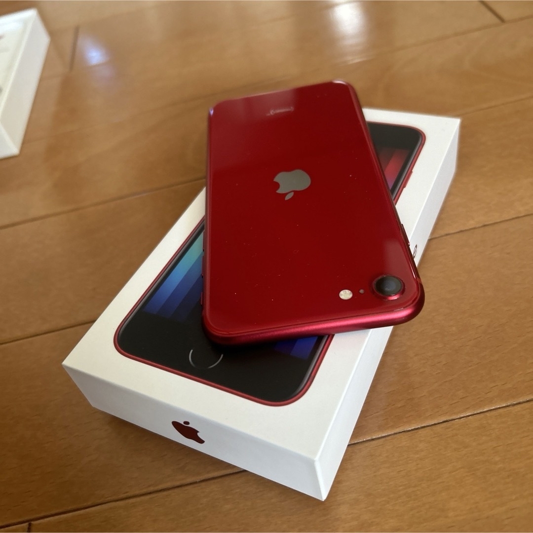 iPhone SE 3世代64 GBレッド　SIMフリー スマホ/家電/カメラのスマートフォン/携帯電話(スマートフォン本体)の商品写真