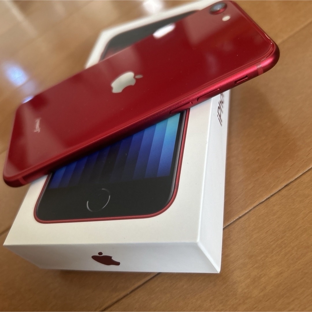 iPhone SE 3世代64 GBレッド　SIMフリー スマホ/家電/カメラのスマートフォン/携帯電話(スマートフォン本体)の商品写真