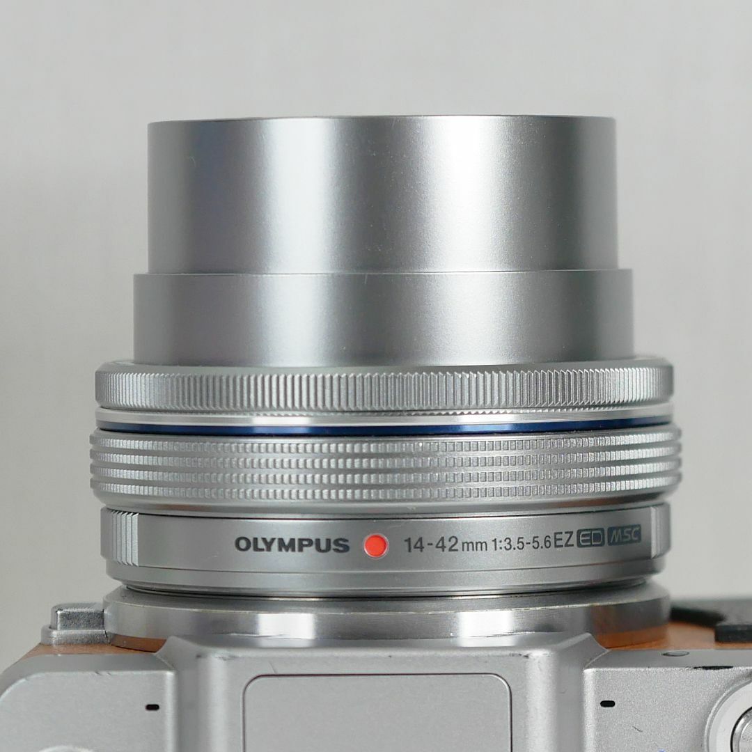 OLYMPUS(オリンパス)のオリンパス 電動パンケーキレンズ M.ZUIKO 14-42mm シルバー スマホ/家電/カメラのカメラ(レンズ(ズーム))の商品写真