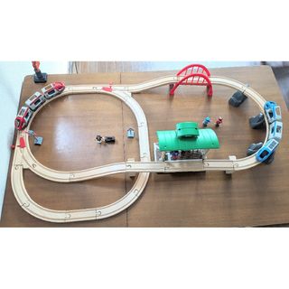 ブリオ(BRIO)の【キレイ！3歳〜】すぐ遊べる！BRIO トラベルレールセット(電車のおもちゃ/車)