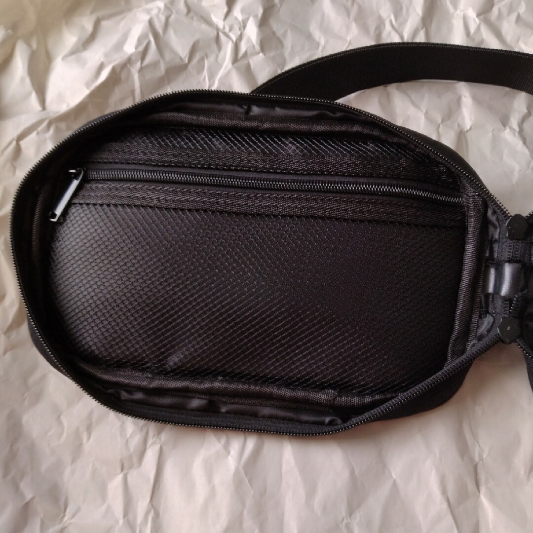 ボディバッグ　ウエストポーチ　黒✕クリア　透明　推し活　痛バッグ　新品未使用 レディースのバッグ(ショルダーバッグ)の商品写真