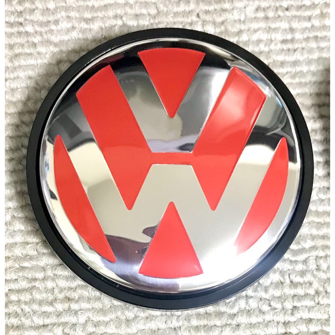 Volkswagen(フォルクスワーゲン)のフォルクスワーゲン　ホイールセンターキャップ　レッド　56mm ホイールキャップ 自動車/バイクの自動車(車外アクセサリ)の商品写真