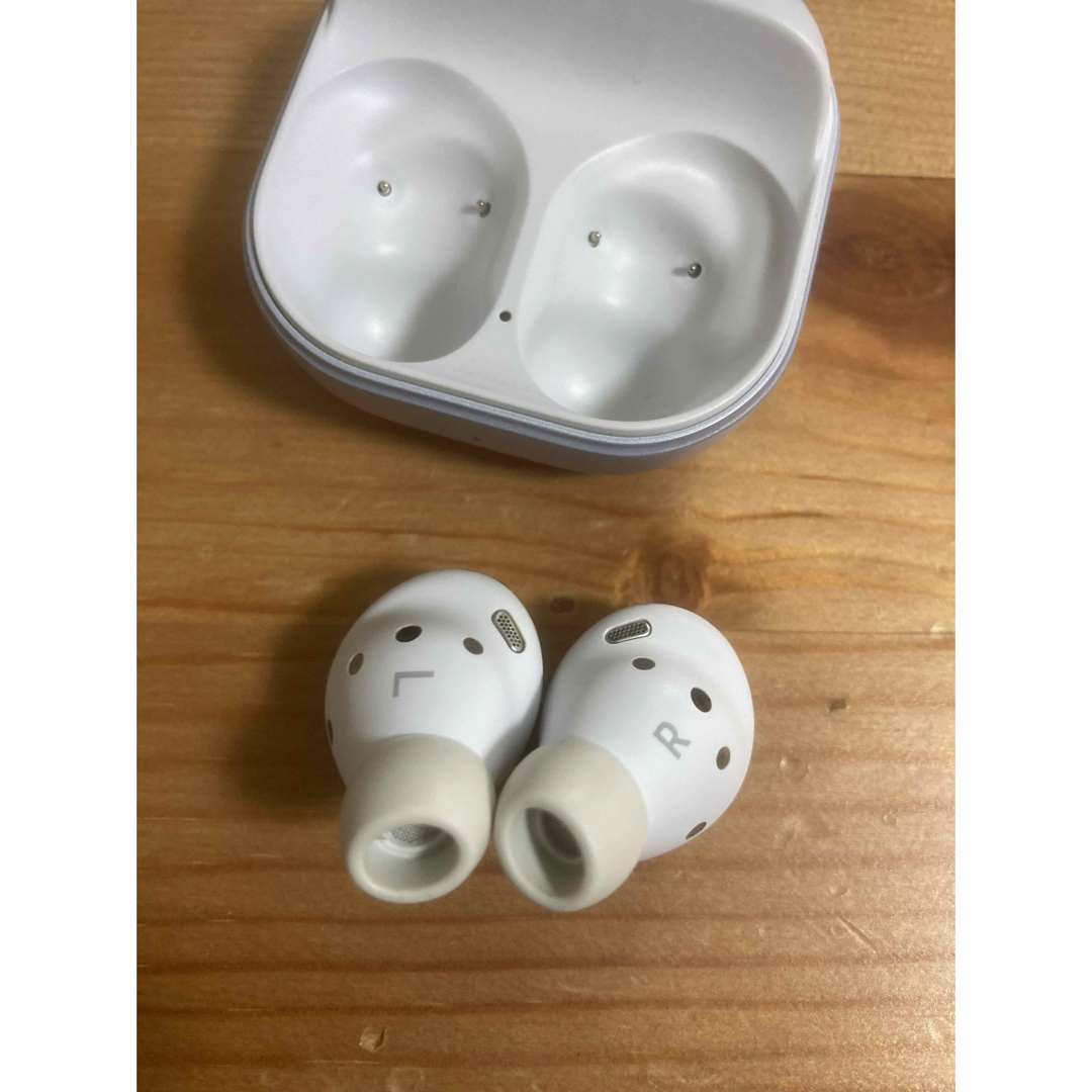 Galaxy(ギャラクシー)のGalaxy Buds Pro ワイヤレスイヤホン　SM-R190 スマホ/家電/カメラのオーディオ機器(ヘッドフォン/イヤフォン)の商品写真