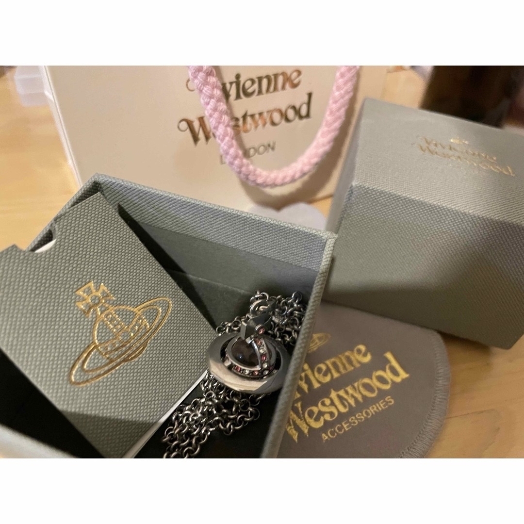 Vivienne Westwood(ヴィヴィアンウエストウッド)のヴィヴィアン・ウエストウッド スモールオーブ ネックレス（ピンク×シルバー） レディースのアクセサリー(ネックレス)の商品写真