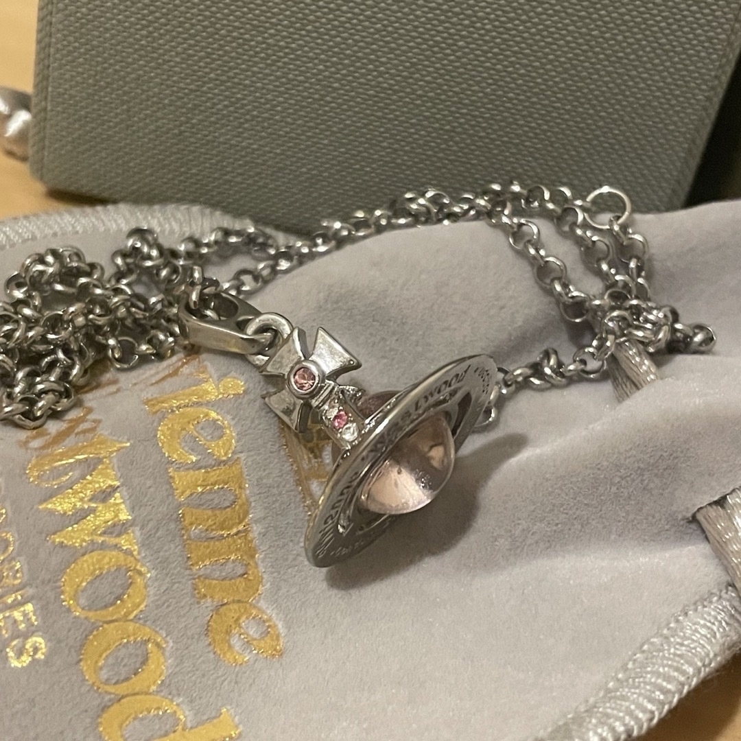 Vivienne Westwood(ヴィヴィアンウエストウッド)のヴィヴィアン・ウエストウッド スモールオーブ ネックレス（ピンク×シルバー） レディースのアクセサリー(ネックレス)の商品写真