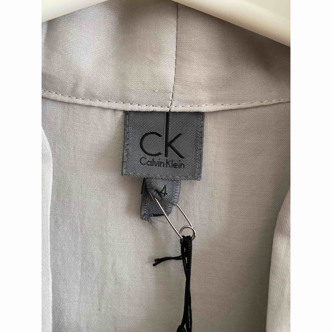 ck Calvin Klein(シーケーカルバンクライン)の未使用タグ付Calvin Kleinカルバンクライン ノースリーブ ブラウス 4 レディースのトップス(シャツ/ブラウス(半袖/袖なし))の商品写真