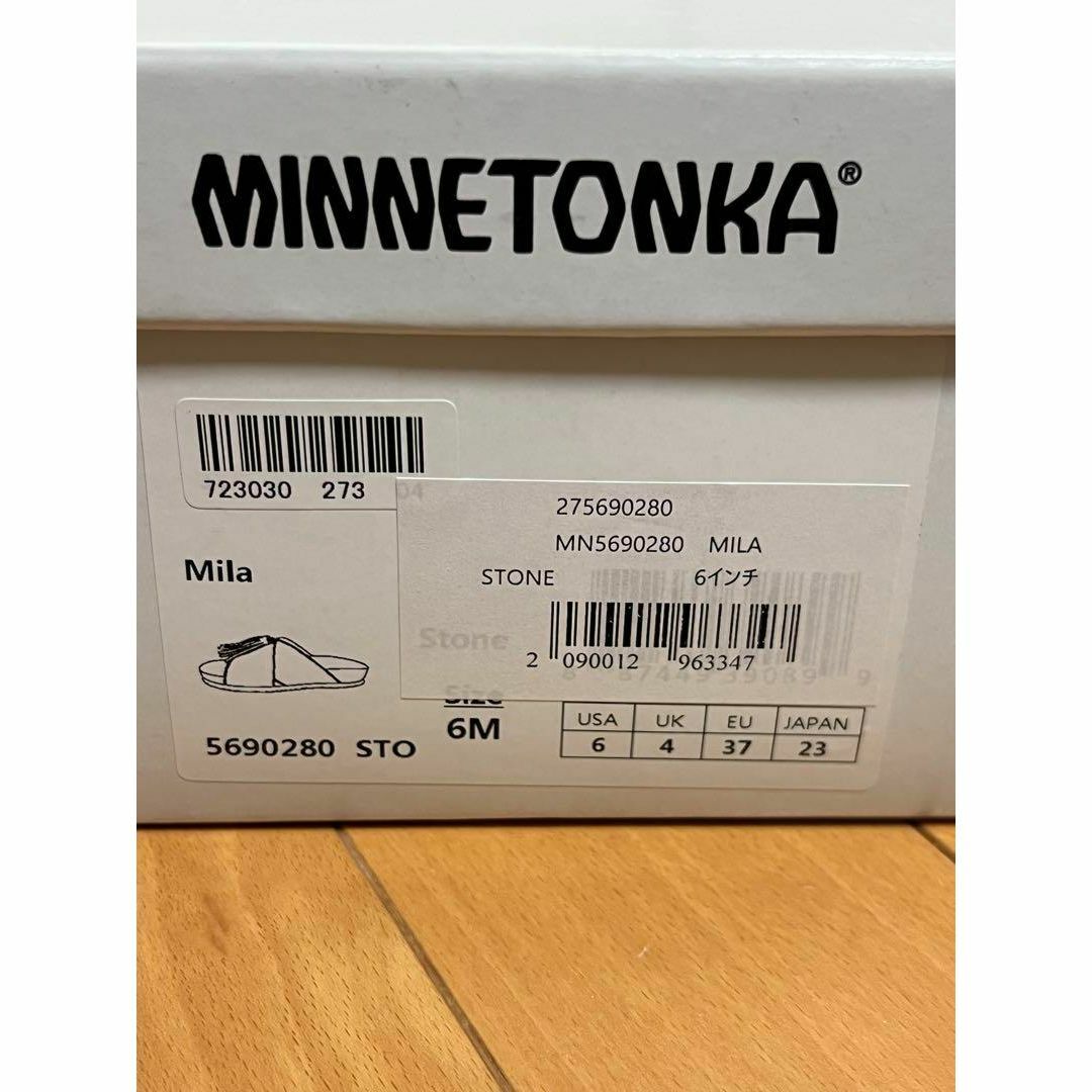 Minnetonka(ミネトンカ)の新品　ミネトンカ  ミラ タッセルフ ラットサンダル　ストーン　23㎝ レディースの靴/シューズ(サンダル)の商品写真
