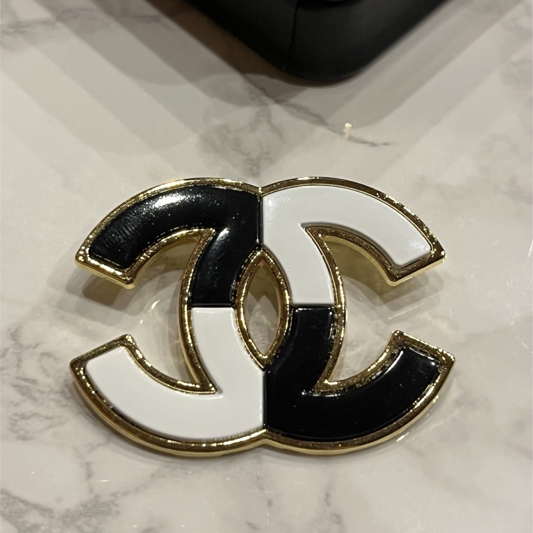 CHANEL(シャネル)の未使用 ブラックホワイト ブローチ レディースのアクセサリー(ブローチ/コサージュ)の商品写真