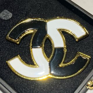 シャネル(CHANEL)の未使用 ブラックホワイト ブローチ(ブローチ/コサージュ)