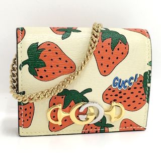 グッチ(Gucci)のGUCCI ミニ チェーンウォレット ズゥミ ストロベリー柄 レザー イエロー系(財布)