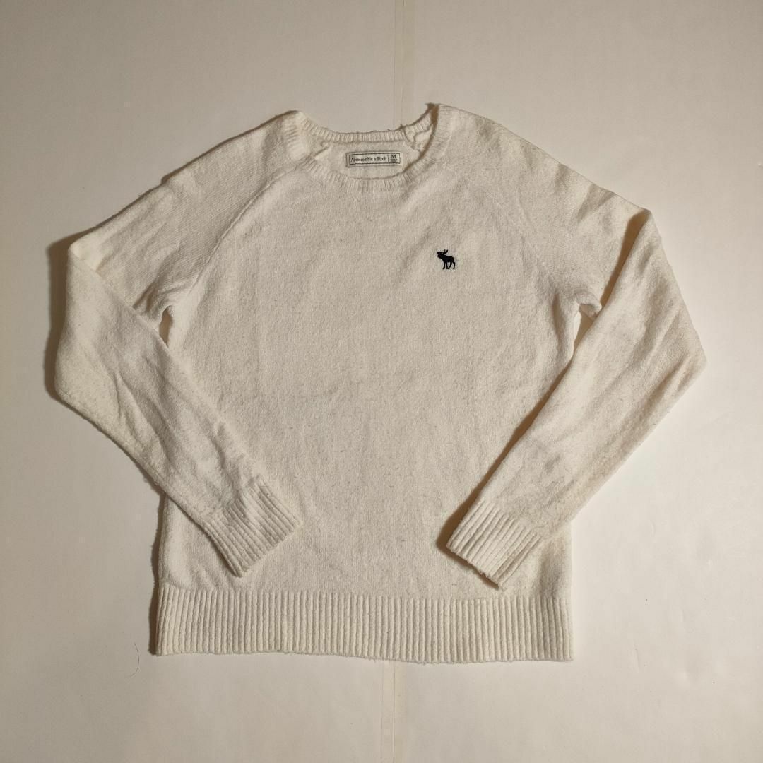Abercrombie&Fitch(アバクロンビーアンドフィッチ)のアバクロンビーアンドフィッチ　ニット　セーター　ホワイト　Mサイズ　ワンポイント メンズのトップス(ニット/セーター)の商品写真
