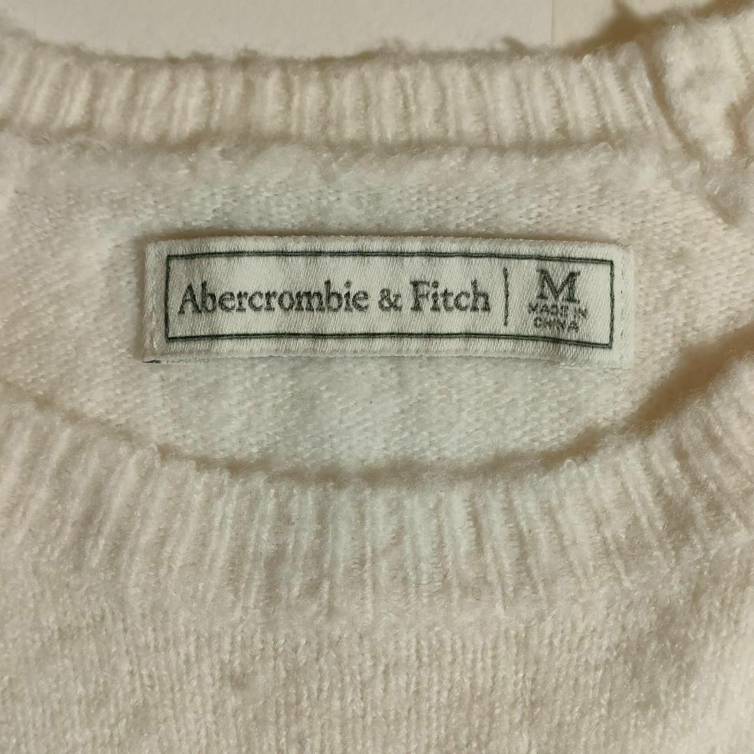 Abercrombie&Fitch(アバクロンビーアンドフィッチ)のアバクロンビーアンドフィッチ　ニット　セーター　ホワイト　Mサイズ　ワンポイント メンズのトップス(ニット/セーター)の商品写真