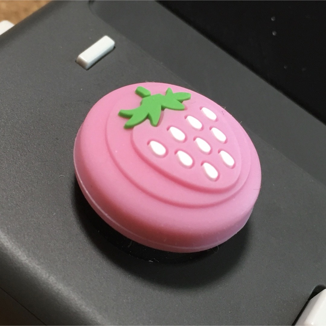 Nintendo Switch(ニンテンドースイッチ)のいちご　Switch　スイッチ　ジョイコン　スティックカバー　薄いピンク&赤4個 エンタメ/ホビーのゲームソフト/ゲーム機本体(その他)の商品写真