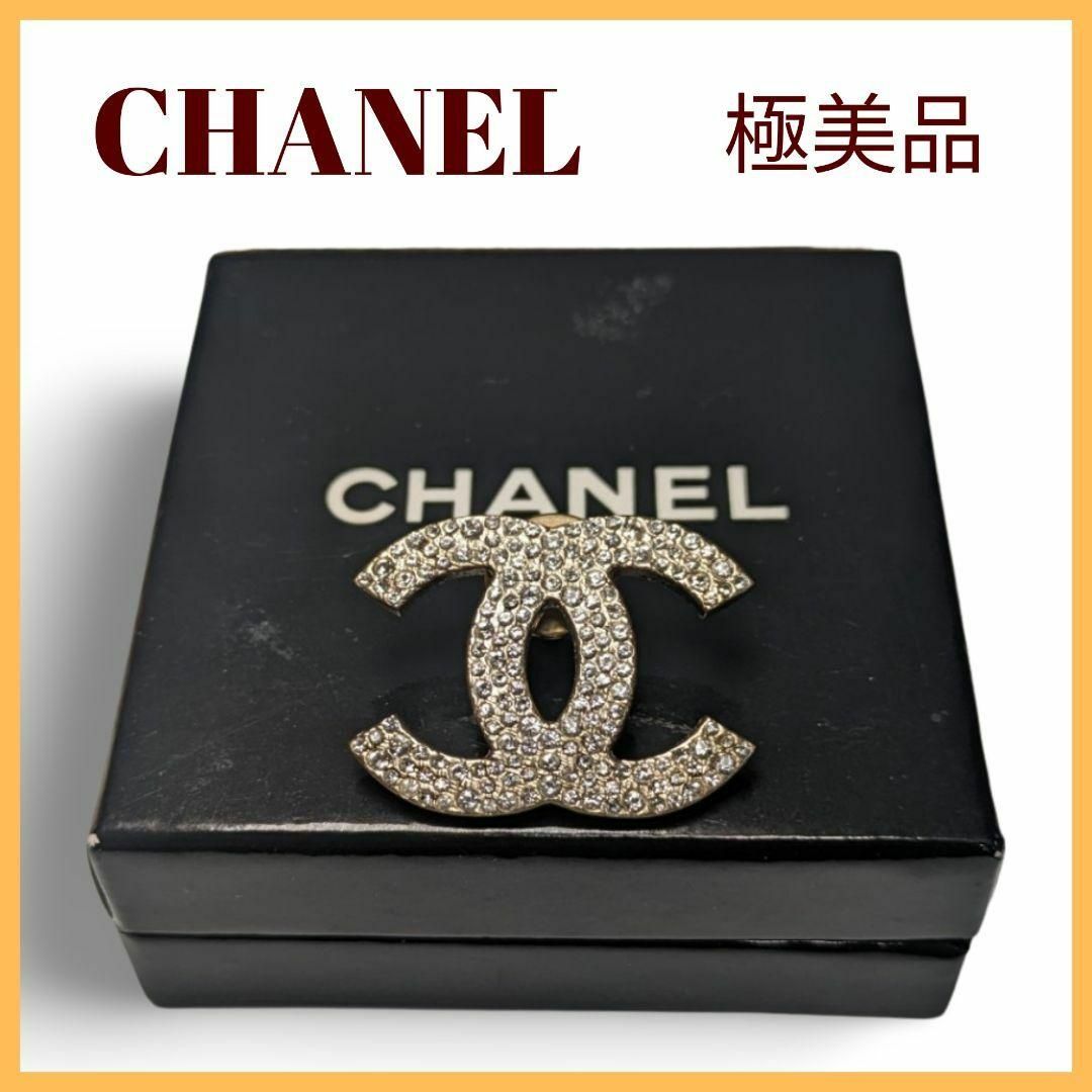 CHANEL(シャネル)の【極美品】CHANELシャネル　ココマーク　ピンブローチ　ラインストーン レディースのアクセサリー(ブローチ/コサージュ)の商品写真