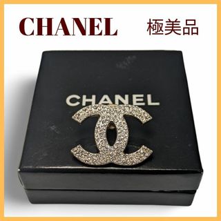 シャネル(CHANEL)の【極美品】CHANELシャネル　ココマーク　ピンブローチ　ラインストーン(ブローチ/コサージュ)