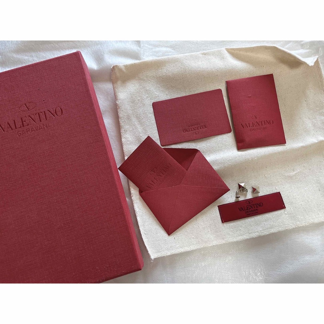 VALENTINO(ヴァレンティノ)の【美品】ヴァレンティノ　ロックスタッズ ジップウォレット レディースのファッション小物(財布)の商品写真