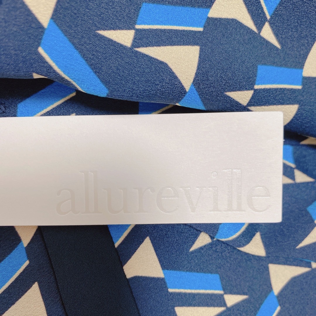 allureville(アルアバイル)の2023aw allureville アンティークデシンキカプリントワンピース レディースのワンピース(ロングワンピース/マキシワンピース)の商品写真