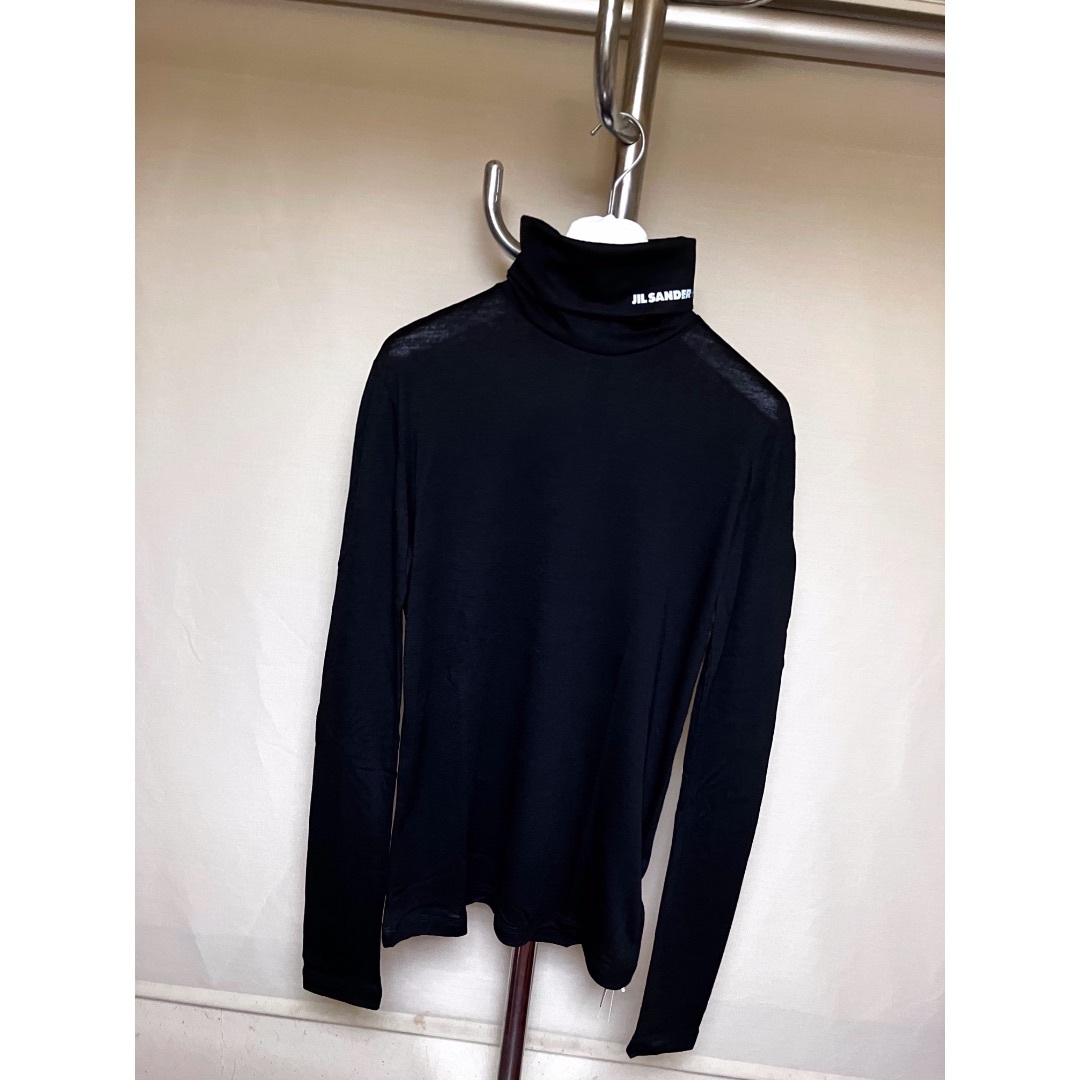 Jil Sander(ジルサンダー)の新品 L 23aw JIL SANDER ロゴハイネックニット メンズのトップス(ニット/セーター)の商品写真