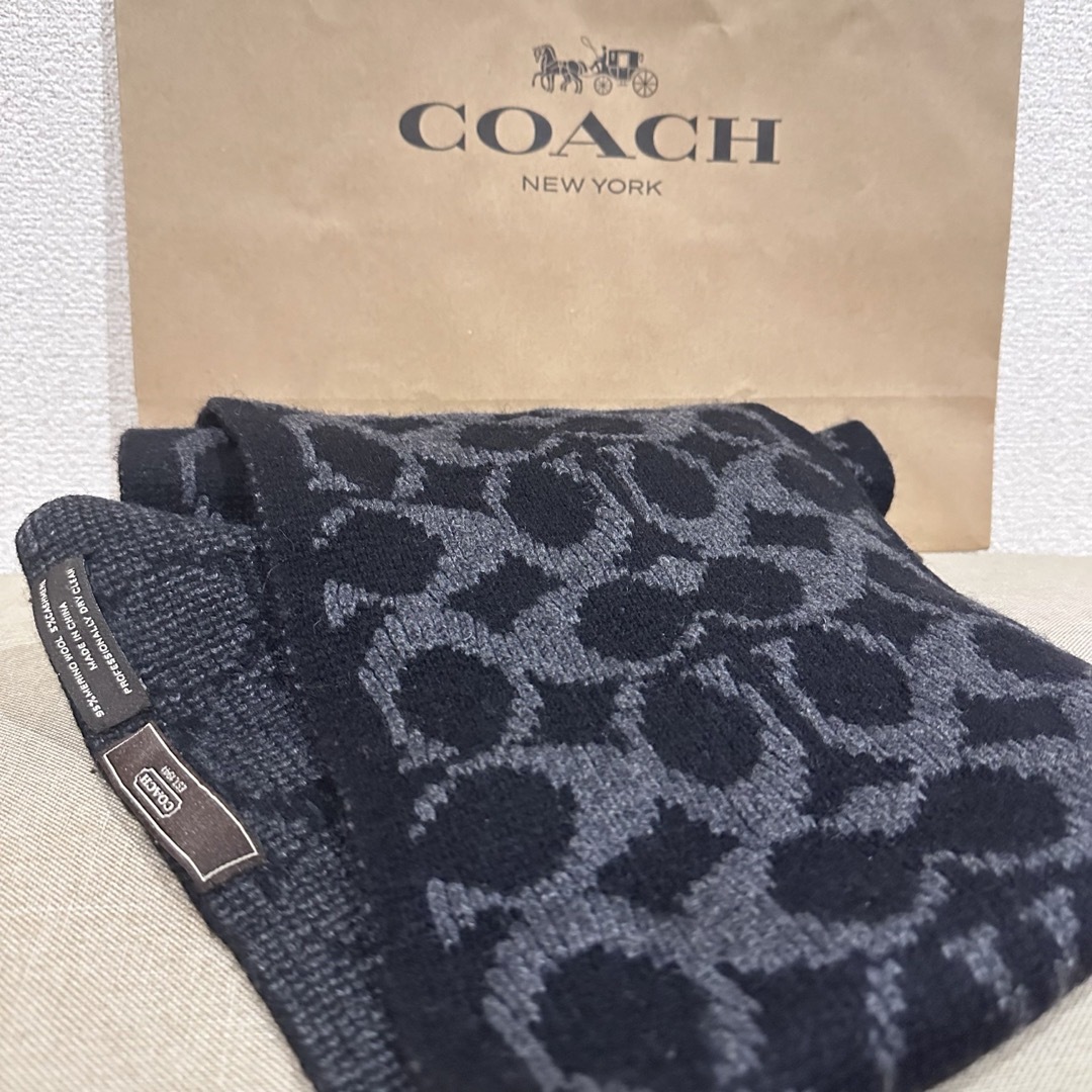 COACH(コーチ)のCOACHのシグネチャー柄カシミヤ混ニット　黒＆グレー　マフラー メンズのファッション小物(マフラー)の商品写真