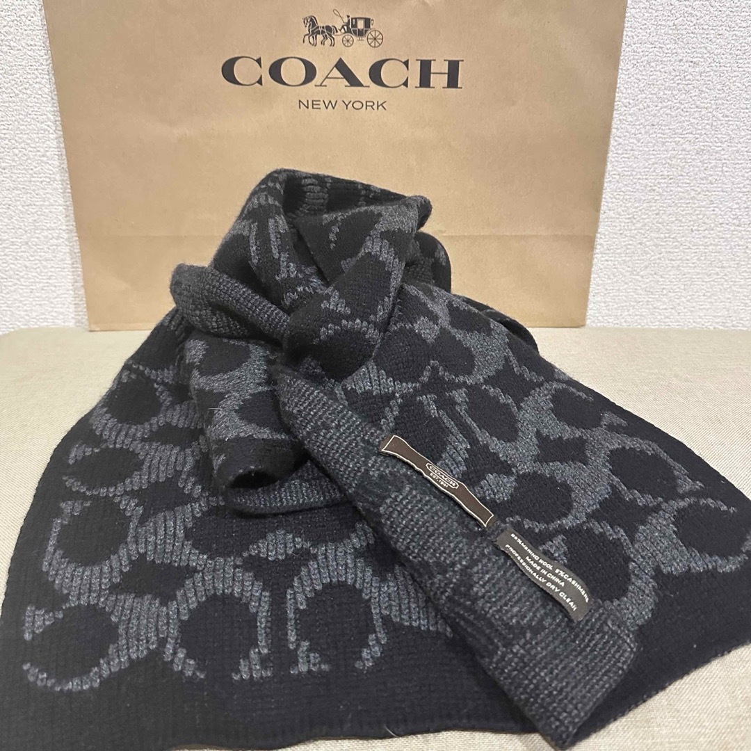 COACH(コーチ)のCOACHのシグネチャー柄カシミヤ混ニット　黒＆グレー　マフラー メンズのファッション小物(マフラー)の商品写真