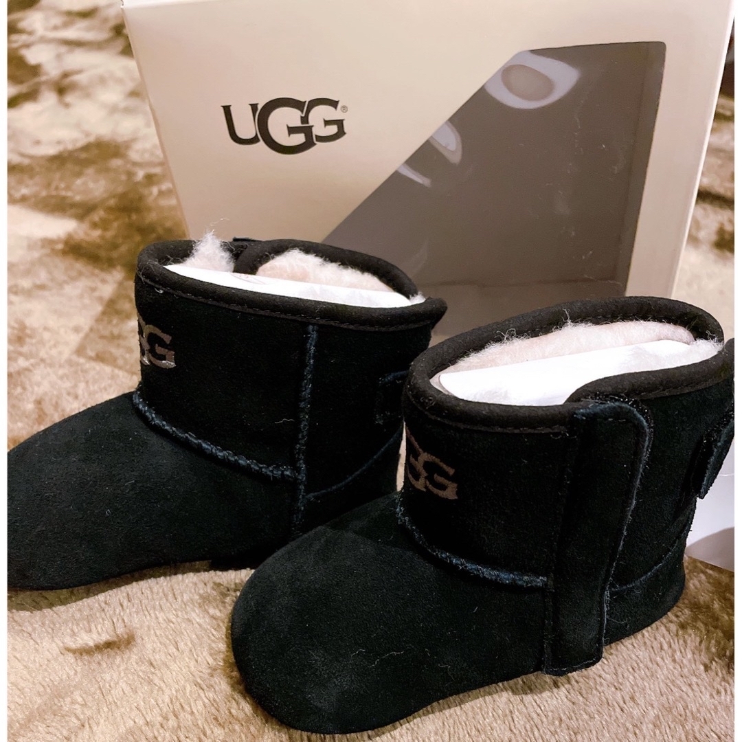 UGG(アグ)の《新品・未使用》UGG ベビーブーツ Jesse II ブラック キッズ/ベビー/マタニティのベビー靴/シューズ(~14cm)(ブーツ)の商品写真