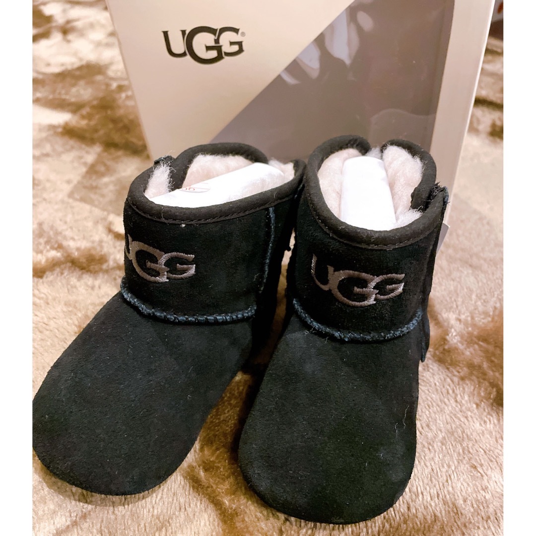 UGG(アグ)の《新品・未使用》UGG ベビーブーツ Jesse II ブラック キッズ/ベビー/マタニティのベビー靴/シューズ(~14cm)(ブーツ)の商品写真