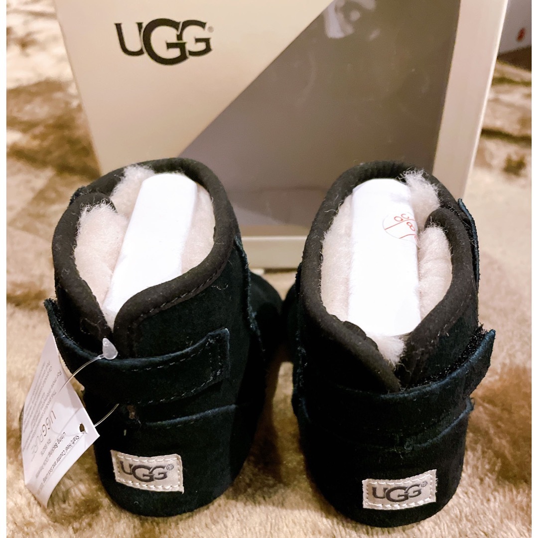 UGG(アグ)の《新品・未使用》UGG ベビーブーツ Jesse II ブラック キッズ/ベビー/マタニティのベビー靴/シューズ(~14cm)(ブーツ)の商品写真